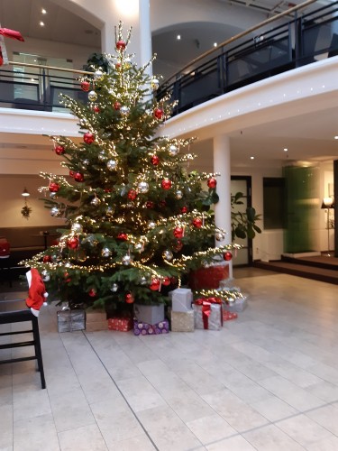 Weihnachtsbaum in der Hotelhalle
