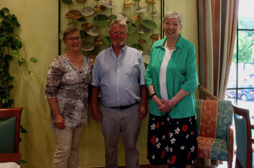 IMG_6305 2.jpg (494.74 KiB) 5916 mal betrachtet der neue Vorstand HH mit Eva Paechnatz