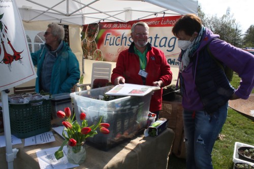 eine sehr interessierte Gartenfreundin