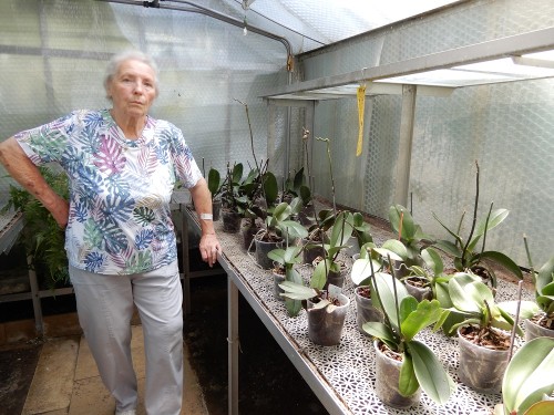 Frau Baake mit Orchideen.jpg