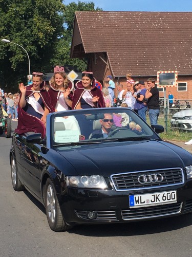 Die Wittorfer Heideblütenkönigin (Nachbardorf)