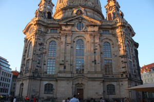 wir genossen unser Abendessen im Schatten der Frauenkirche im Abendlicht mit Geläute