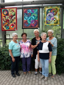 Die Quilt Ladies vor ihren Arbeiten