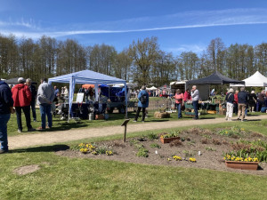 unser gegenüber - und viele Menschen die gucken und kaufen